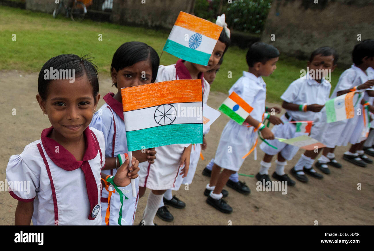 Calcutta, Indian state West Bengal. 15. August 2014. Indische Studenten teilnehmen an der 68. Unabhängigkeitstag feiern in einer Schule in Kalkutta, Hauptstadt des östlichen indischen Bundesstaat Westbengalen, 15. August 2014. Bildnachweis: Tumpa Mondal/Xinhua/Alamy Live-Nachrichten Stockfoto