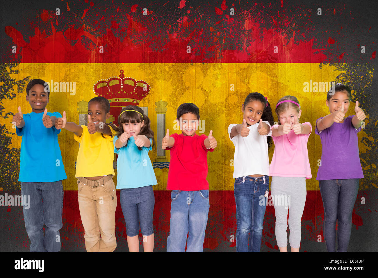 Zusammengesetztes Bild der elementaren Schüler Lächeln zeigt Daumen nach oben Stockfoto