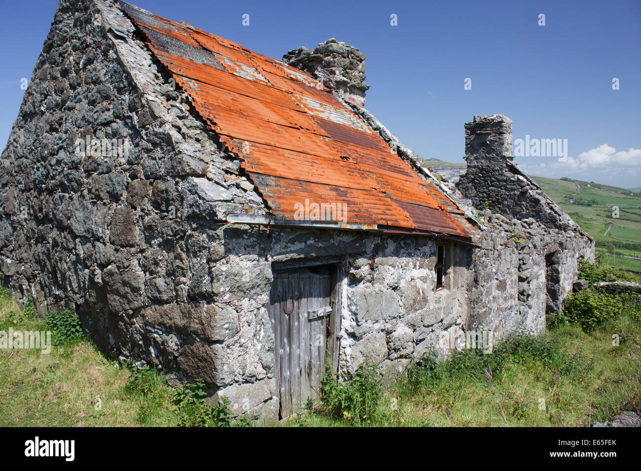 Ein zerstörtes Bauernhaus und Scheune mit einem rostigen Dach an der Llyn Halbinsel von North Wales Stockfoto