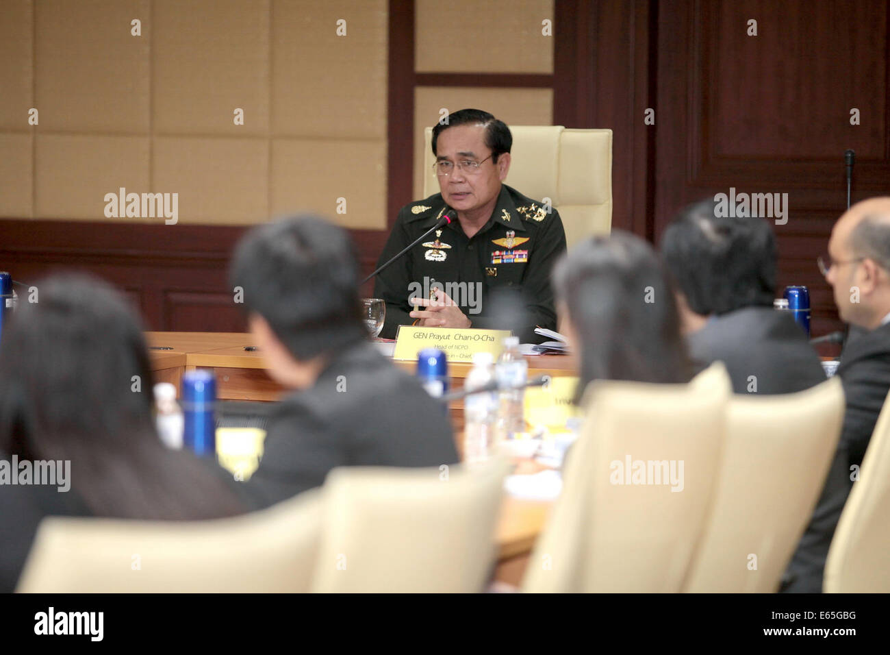 Bangkok, Thailand. 15. August 2014. Thai Army Chief gen. Prayuth Chan-OCHA (C) trifft sich mit ausländischen Unternehmensgruppen im Royal Thai Army Hauptquartier in Bangkok, Thailand, 15. August 2014. Bildnachweis: Thailändische Armee/Xinhua/Alamy Live-Nachrichten Stockfoto