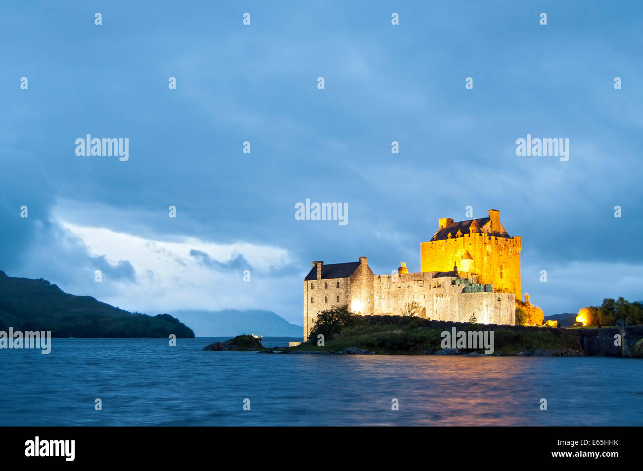 Eilean Donan Castle und Loch Duich von Nacht, Schottland, UK Stockfoto