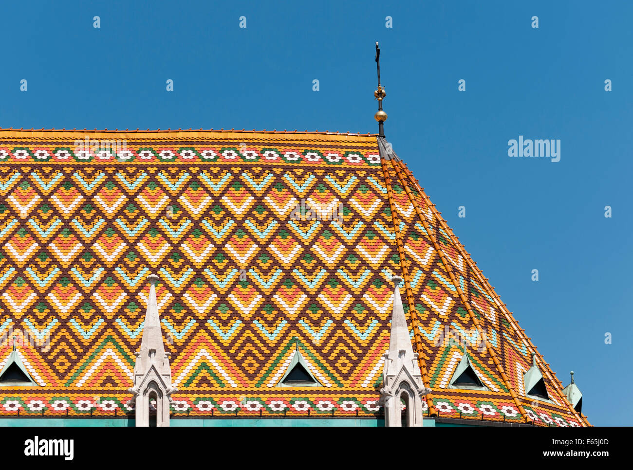 Nahaufnahme von farbigen Dachschindeln der Matthiaskirche, Budapest, Ungarn Stockfoto