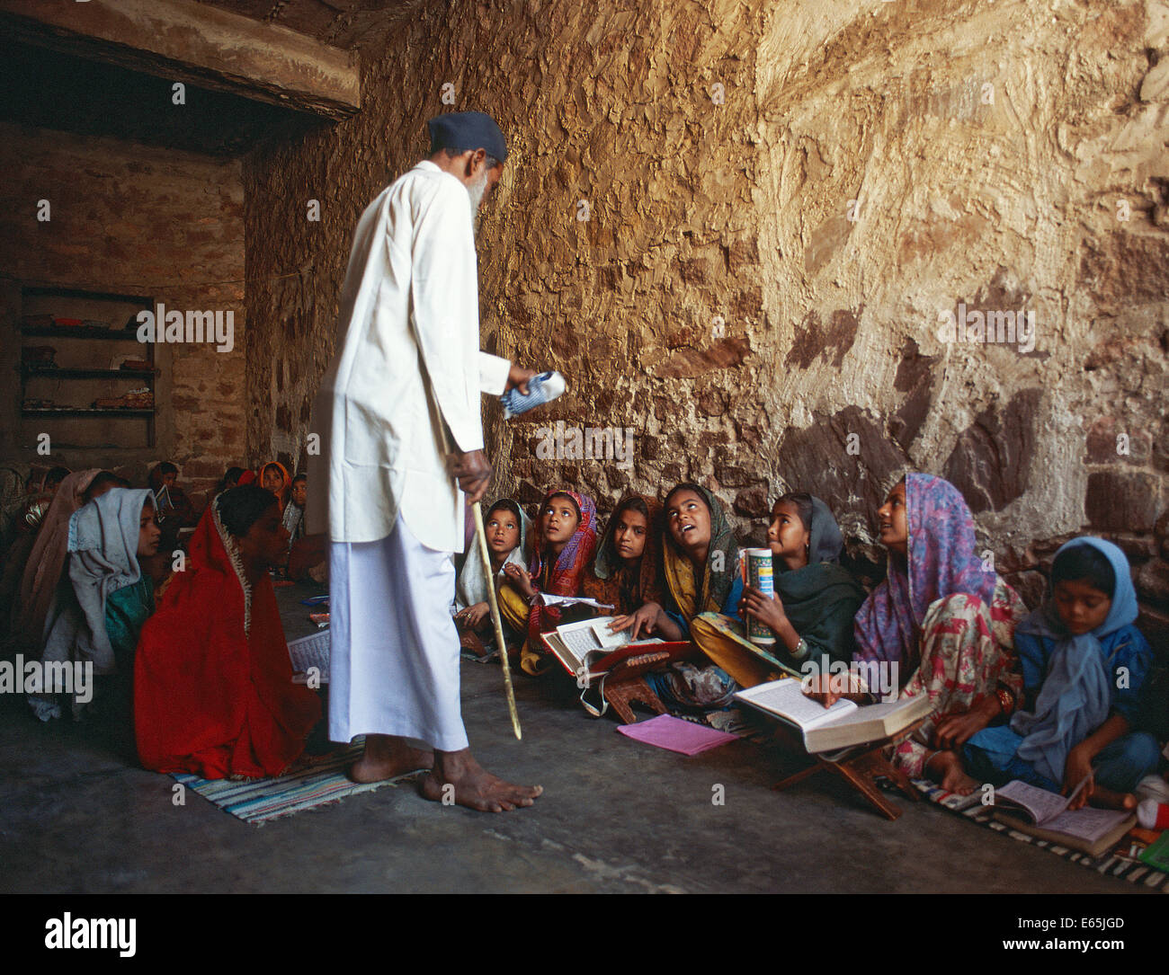 Lehrer und Schülerinnen in eine Koran-Schule ("Medrese") (Indien) Stockfoto