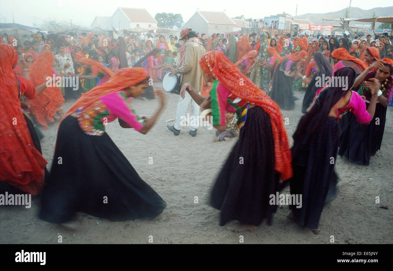 Hindu-Frauen einen traditionellen Tanz durchführen, während ein religiöses fest. Sie gehören zur Kaste Ahir (Indien) Stockfoto