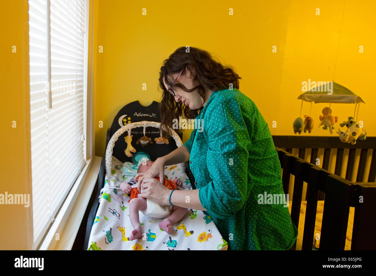 Denver, Colorado - Eine junge Mutter eine Windel auf ihr Wochen alten Sohn. Stockfoto