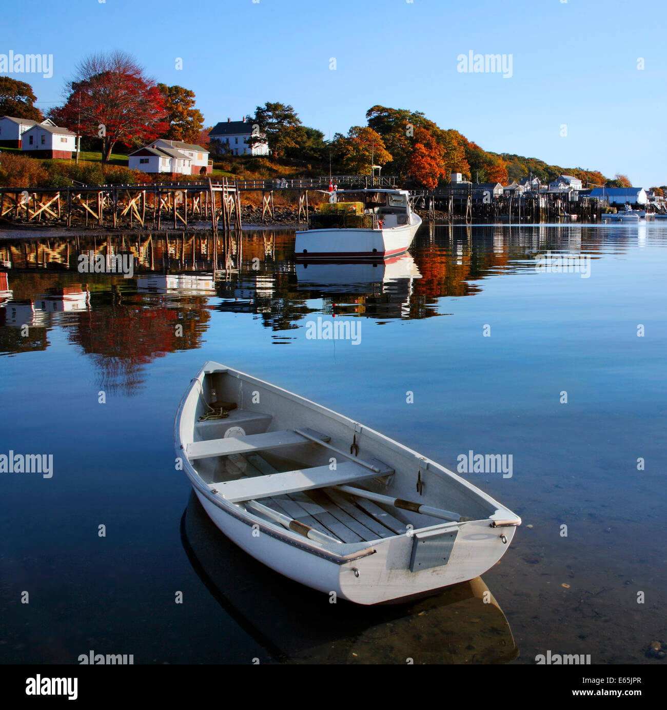 Boote In Ruhe auf eine gemächliche Herbstmorgen am neuen Hafen, Pemaquid Point, Maine, USA Stockfoto