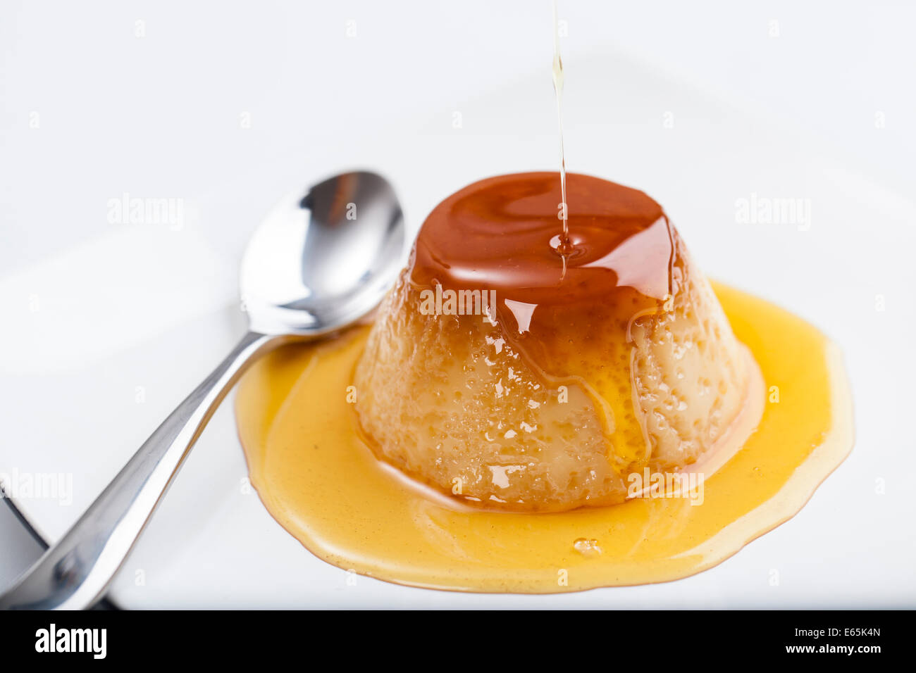 Pudim, einem köstlichen brasilianischen Dessert aus Kondensmilch hergestellt. Stockfoto