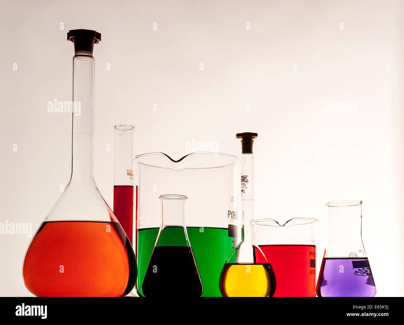 Chemischen Flaschen und Becher mit farbigen Flüssigkeiten Stockfoto