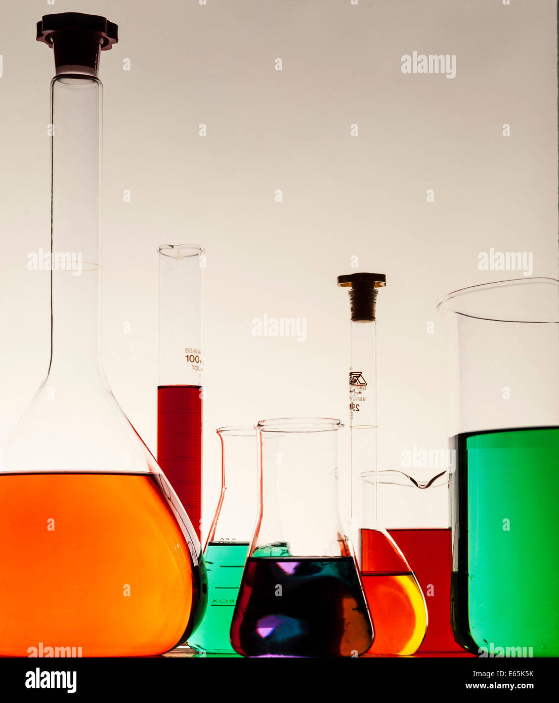 Chemischen Flaschen und Becher mit farbigen Flüssigkeiten Stockfoto