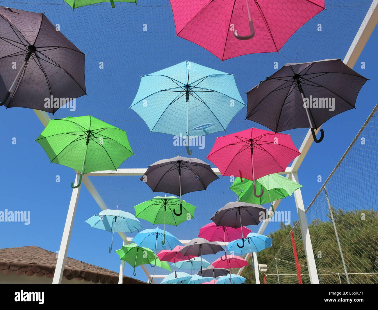 Skulptur mit bunten Schirmen gemacht. Konzept: Dekoration. Stockfoto