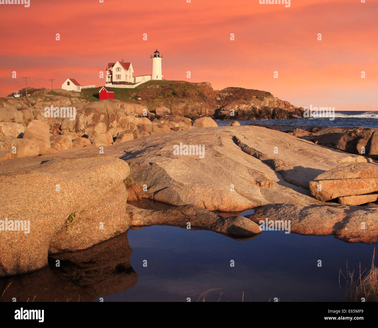Ein klassischer Leuchtturm, Sonnenuntergang Himmel am Nubble Light, eine pastorale Neuengland Seascape, Cape Neddick, Maine, USA Stockfoto