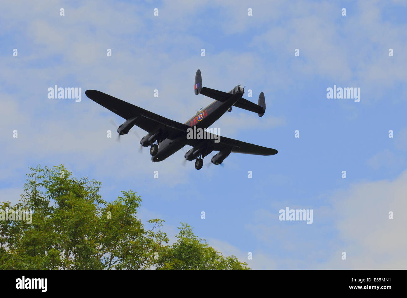 Biggin Hill, Kent, UK.15 August 2014.WW2 Flugzeuge einschließlich Battle of Britain Memorial Flight und kanadische Lancaster auf Annäherung an Biggin Hill Flugplatz nach dem Flug anzeigen in Eastbourne. Bildnachweis: David Burr/Alamy Live-Nachrichten Stockfoto