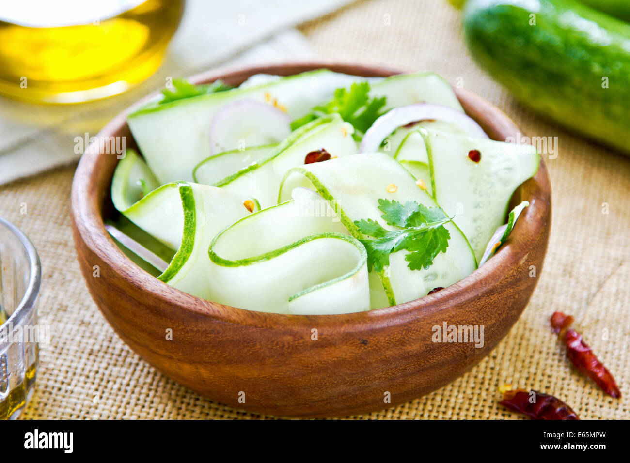 Gurke mit Koriander-Zwiebel-Salat mit Balsamico-dressing Stockfoto