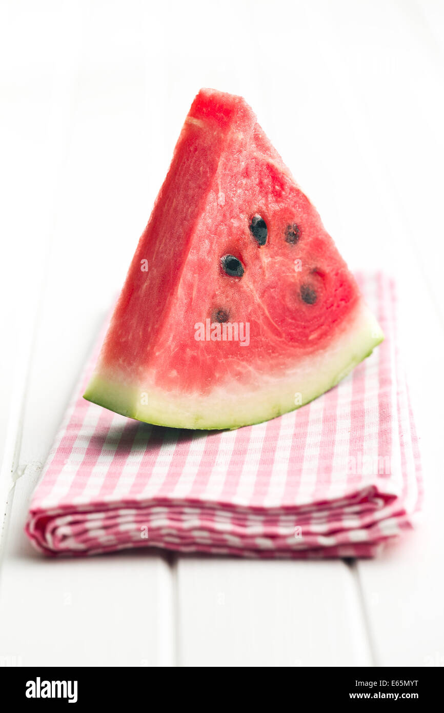 die in Scheiben geschnittenen Wassermelone auf Küchentisch Stockfoto