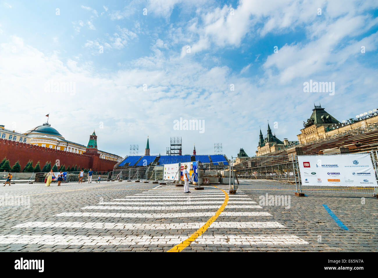 Moskau, Russland. 15. August 2014. Die Vorbereitungen laufen für das International Military Music Festival - Spasskaja-Turm in Moskau, Russland, Freitag, 15. August 2014. Installieren militärische Tätowierung Arena auf dem Roten Platz. Senat Gebäude und Senat Turm (links), Main-Kaufhaus GUM (rechts). Roter Platz ist der Ort des Festivals, das vom 30. August bis 7. September 2014 im Anschluss an die Tage der Stadt Moskau stattfinden soll. Bildnachweis: Alex Bilder /Alamy Live-Nachrichten Stockfoto