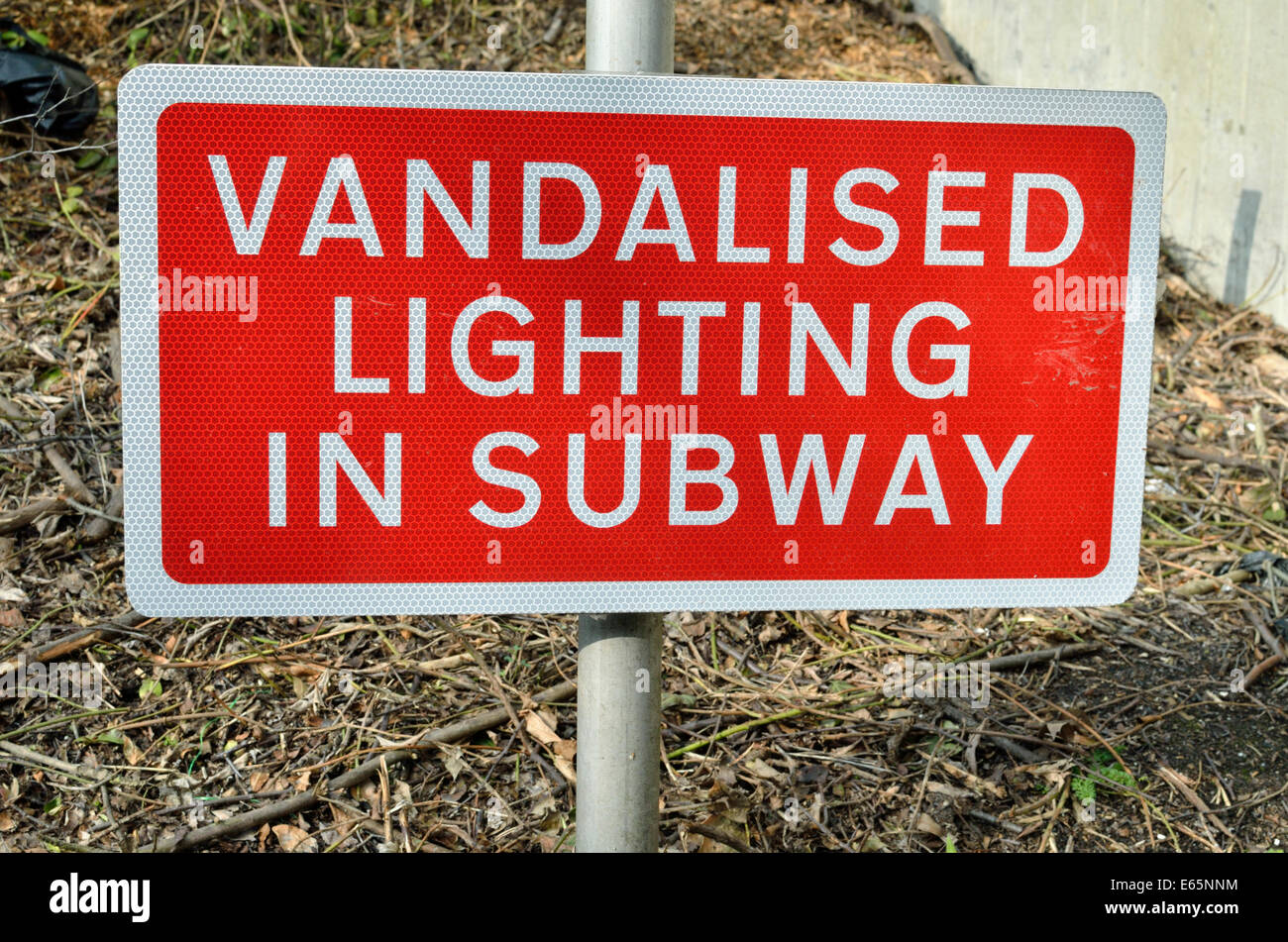 Warnschild "Geschändeter Beleuchtung in U-Bahn" Stockfoto