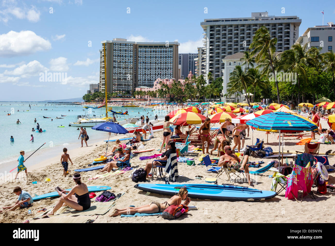 Honolulu Hawaii, Oahu, Hawaiian, Waikiki Beach, Resort, Kuhio Beach State Park, Wasser im Pazifischen Ozean, Sonnenanbeter, Sonnenschirme, Familien, überfüllt, Sheraton Waikiki, h Stockfoto