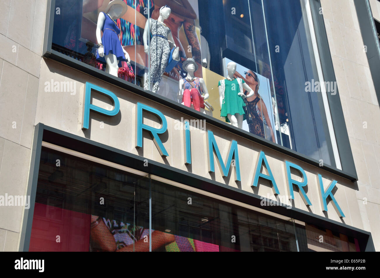 Primark Mode Kleidung zu speichern in der Oxford Street (Tottenham Court Road), London, UK. Stockfoto