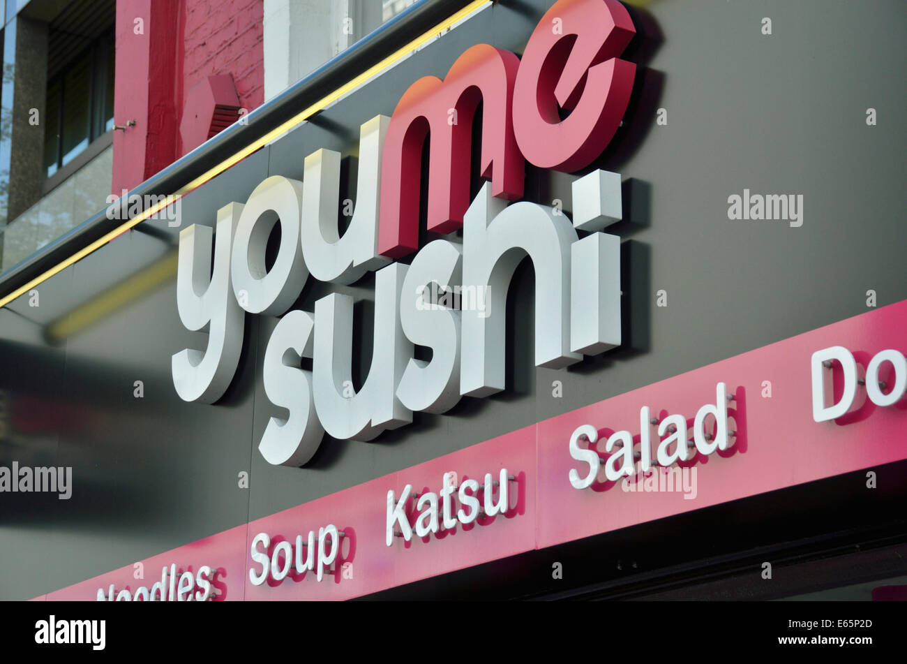 YouMe Sushi Essen zum mitnehmen in Tottenham Court Road, London, UK. Stockfoto