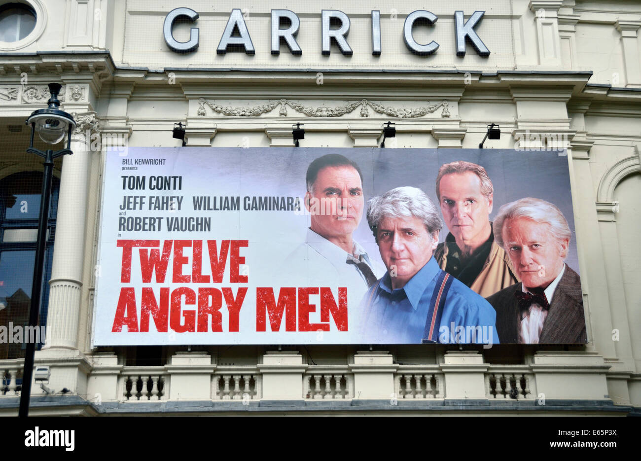 Twelve Angry Men Bühne spielen Billboard außerhalb Garrick Theatre, London, UK Stockfoto