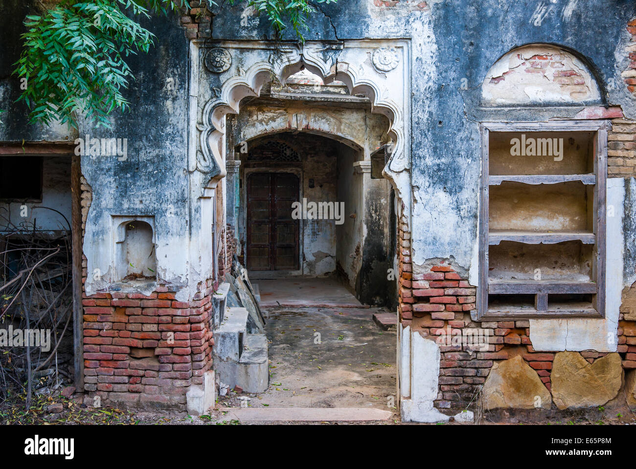 Antike alte Haveli oder Haus Residenz in einem Dorf in Rajasthan Indien. Stockfoto