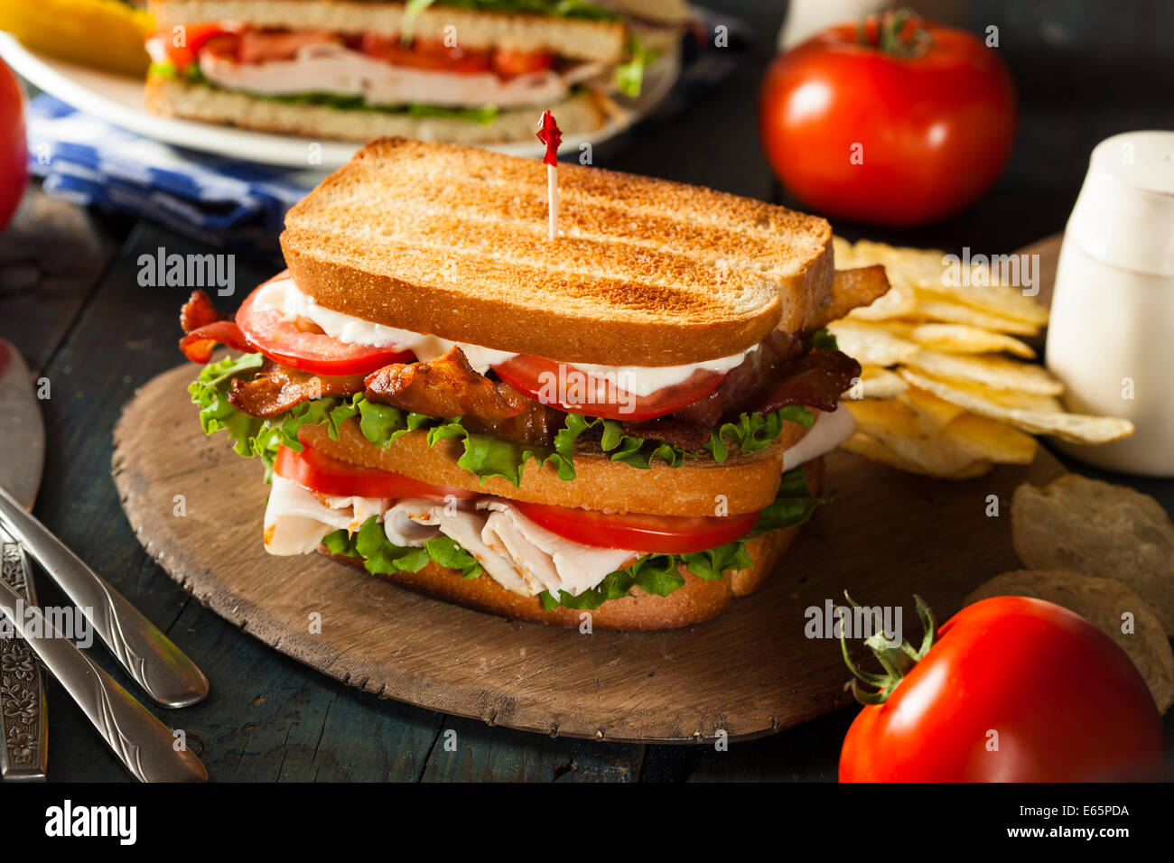 Türkei und Speck-Club-Sandwich mit Salat und Tomate Stockfoto