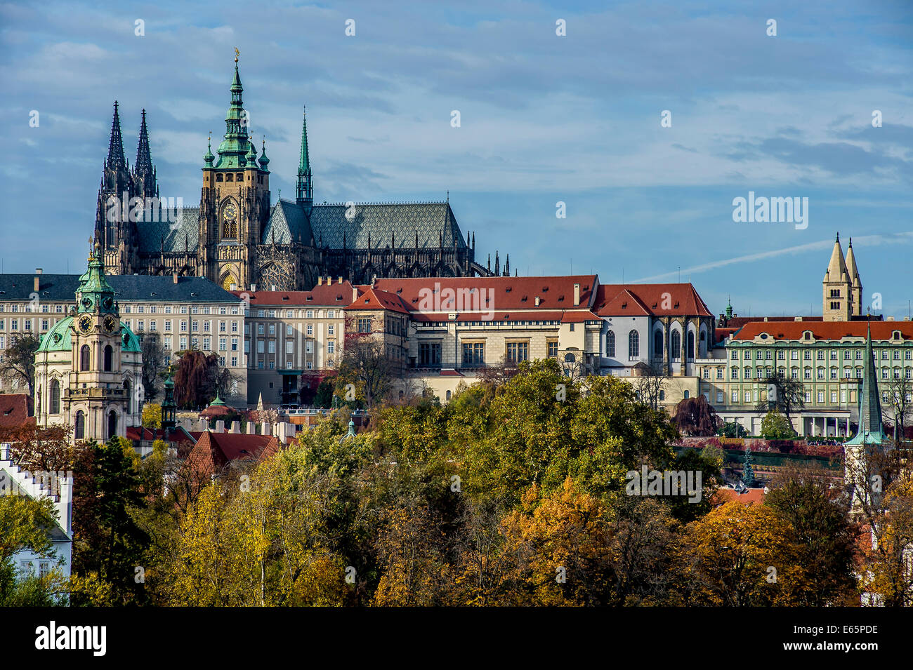 Herbst Panorama der Prager Burg mit St. Vitus Cathedral Stockfoto
