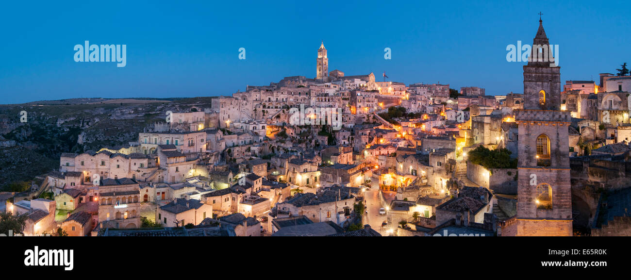 Panorama-Ansicht des Sasso Barisano in der Abenddämmerung, Sassi di Matera, Basilikata, Italien Stockfoto