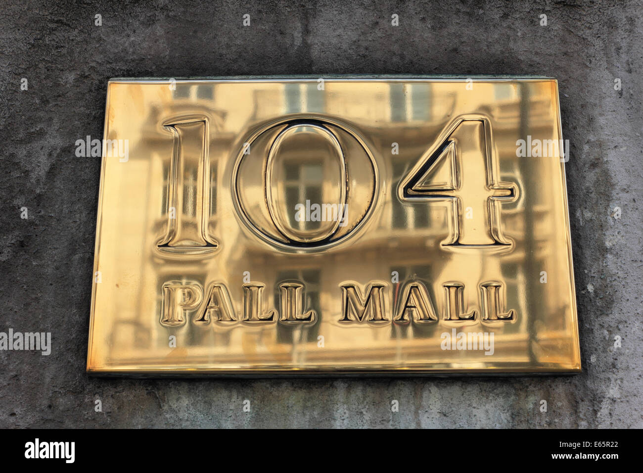 Messing poliert Tür Plakette bei 104 Pall Mall, London, England, UK Stockfoto