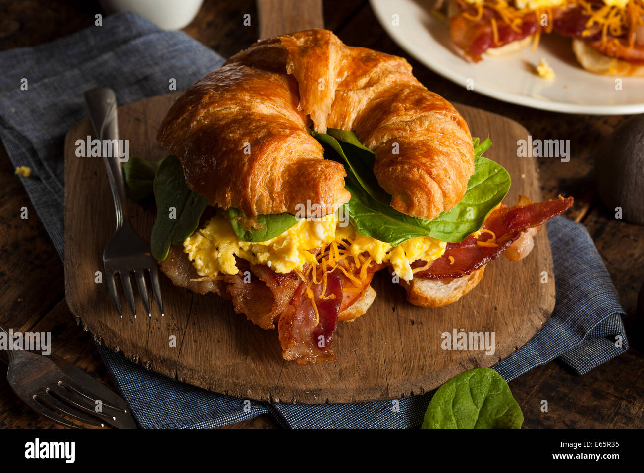 Schinken und Käse-Ei-Frühstücks-Sandwich auf einem Croissant Stockfoto