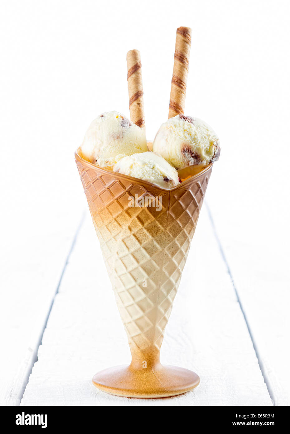 Vanilleeis mit Wafer im Cup auf weißem Holz Hintergrund Stockfoto