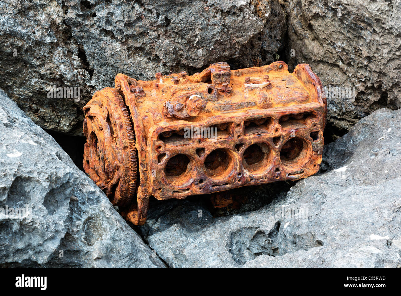 Rostige verlassenen Motor zwischen Küstenfelsen Stockfoto