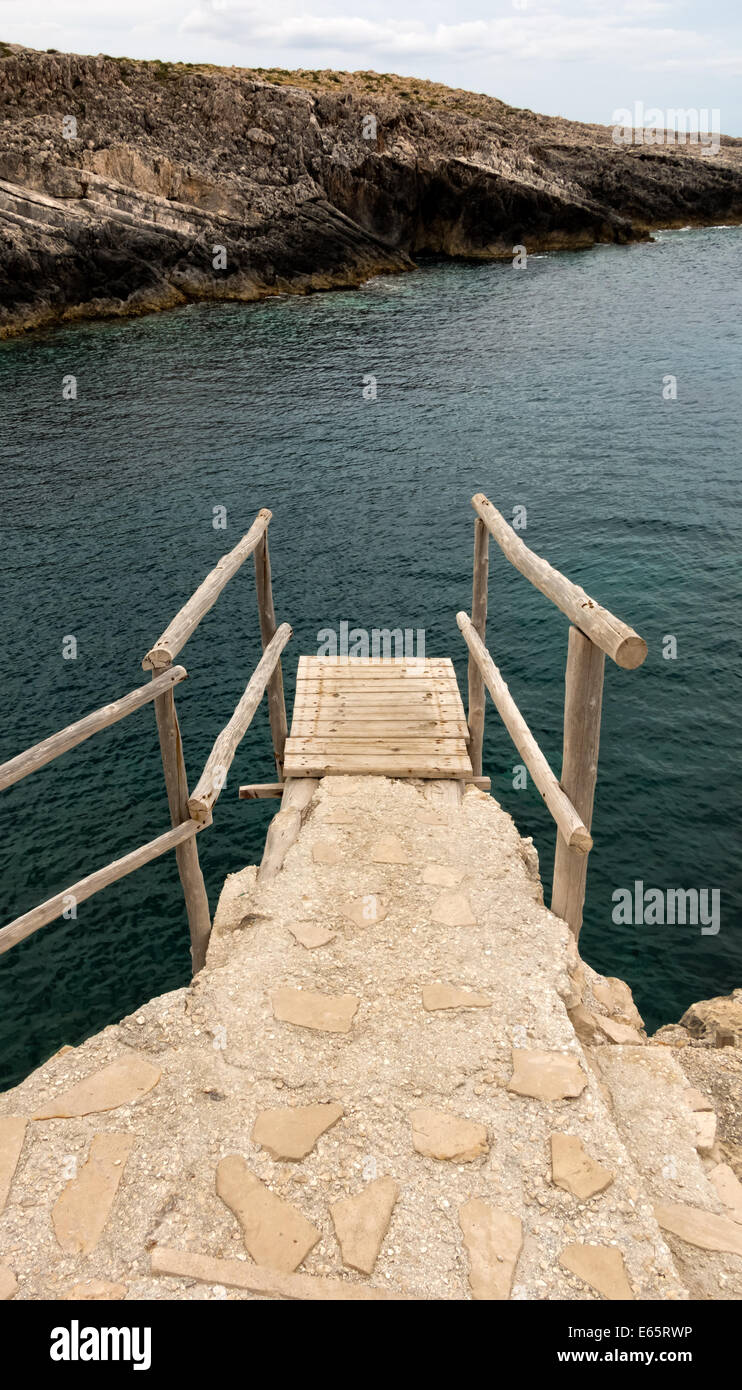 Hölzerne Dock über Meer auf einer Klippe am Meer Stockfoto