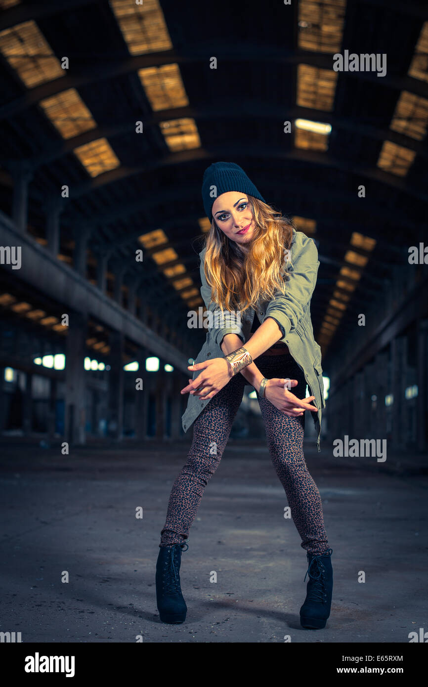 Hip-Hop-Tänzer in einer verlassenen Fabrikhalle im Hintergrund Stockfoto