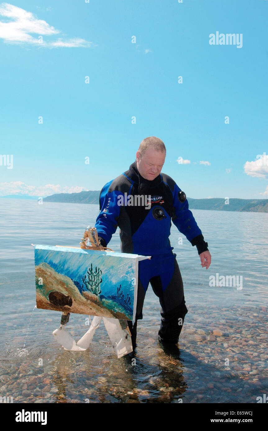 Unterwasser Künstler Yuriy Alexeev (Yuri Alekseev) aus dem Wasser mit dem Bild gemalt im Wasser. Baikal Stockfoto