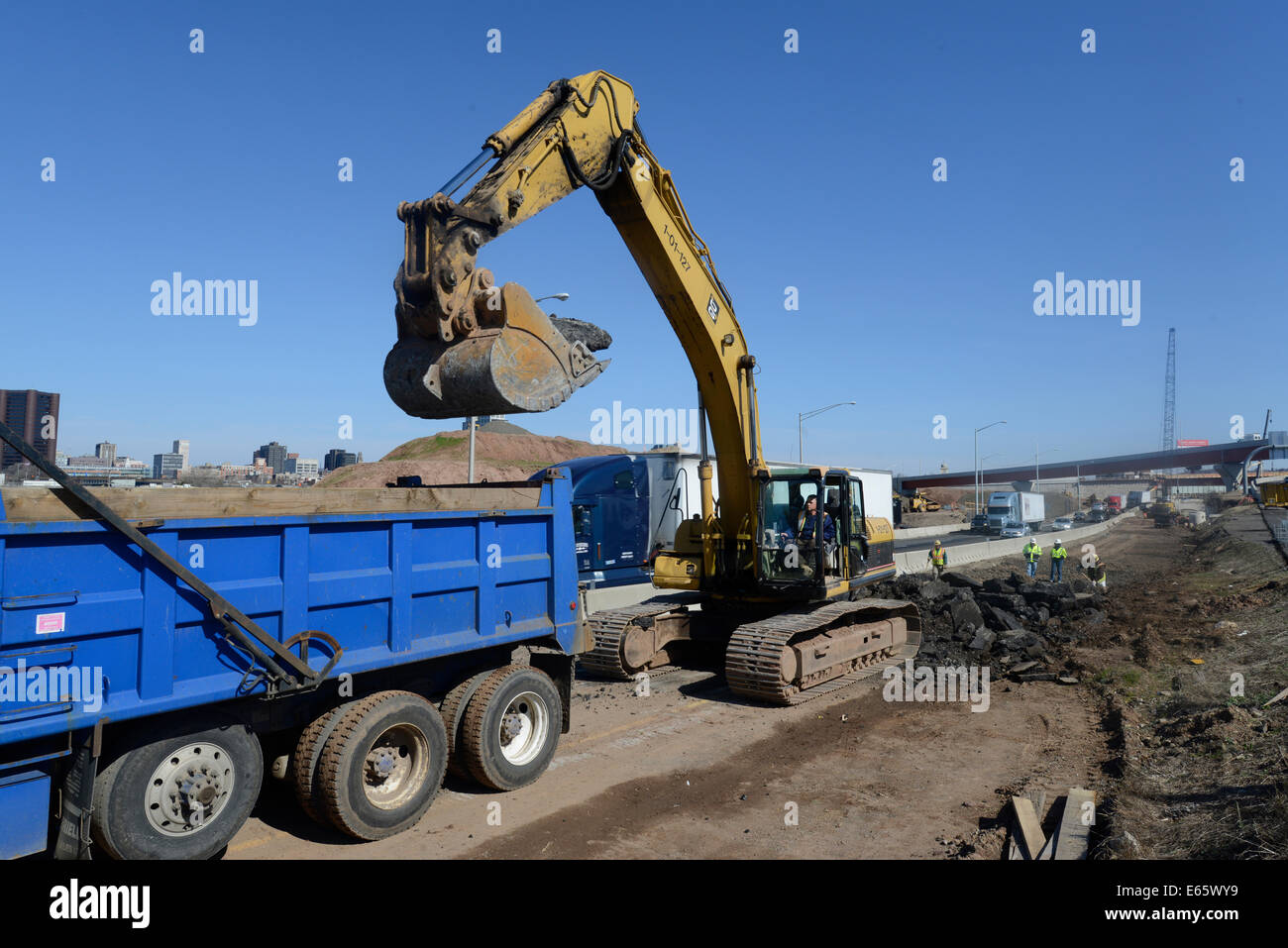 Bagger arbeiten an i-95 New Haven Hafen Crossing Projekt zerreißen der alten Landstraße, durch neue ersetzen. Stockfoto
