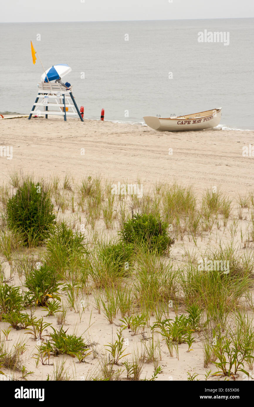 Ein Rettungsschwimmer Schiff und Turm entlang des Strandes in Cape May, New Jersey auf der Jersey Shore Stockfoto