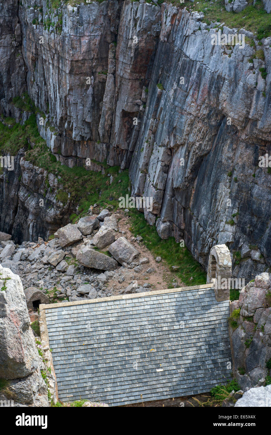 Das Dach der Kapelle St. Govan, versteckt unter Kalksteinfelsen an St Govan Spitze auf die Küste von Pembrokeshire in Südwales. Stockfoto