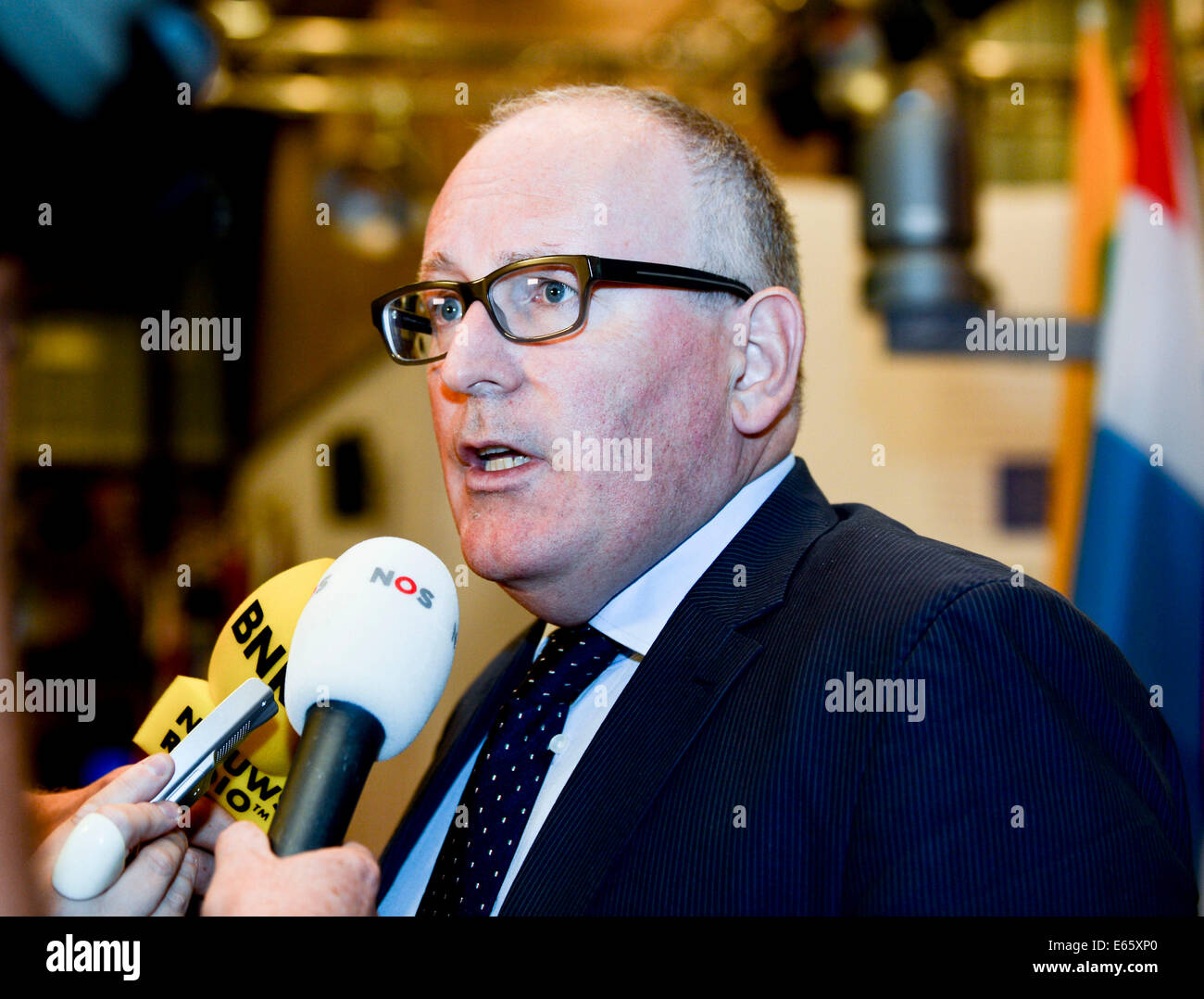 Brüssel. 15. August 2014. Foto zur Verfügung gestellt vom Rat der Europäischen Union (EU) zeigt niederländische Außenminister Frans Timmermans im Gespräch mit Journalisten als er kümmert sich eine Dringlichkeitssitzung in Brüssel, 15. August 2014. Die EU am Freitag gab grünes Licht für die einzelnen EU-Staaten Waffen an irakischen Kurden senden Kampf gegen militante Islamisten im Norden des Irak. Bildnachweis: Xinhua/Alamy Live-Nachrichten Stockfoto