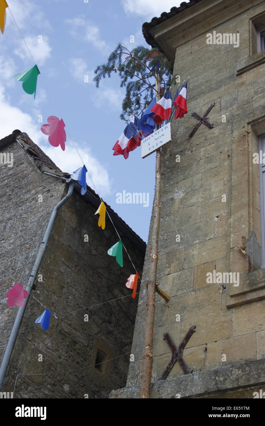 Girlande in Frankreich St Leon Sur Vézère. 'Honneur ein Nein Elus' Zeichen nach Wahl. Stockfoto