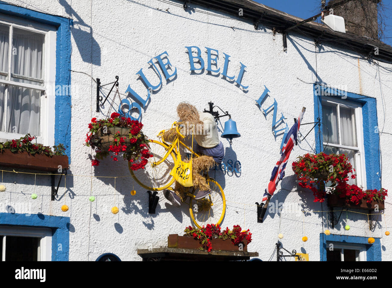 Stroh Radfahrer an der Wand des Blue Bell Inn, Kettlewell, North Yorkshire Stockfoto