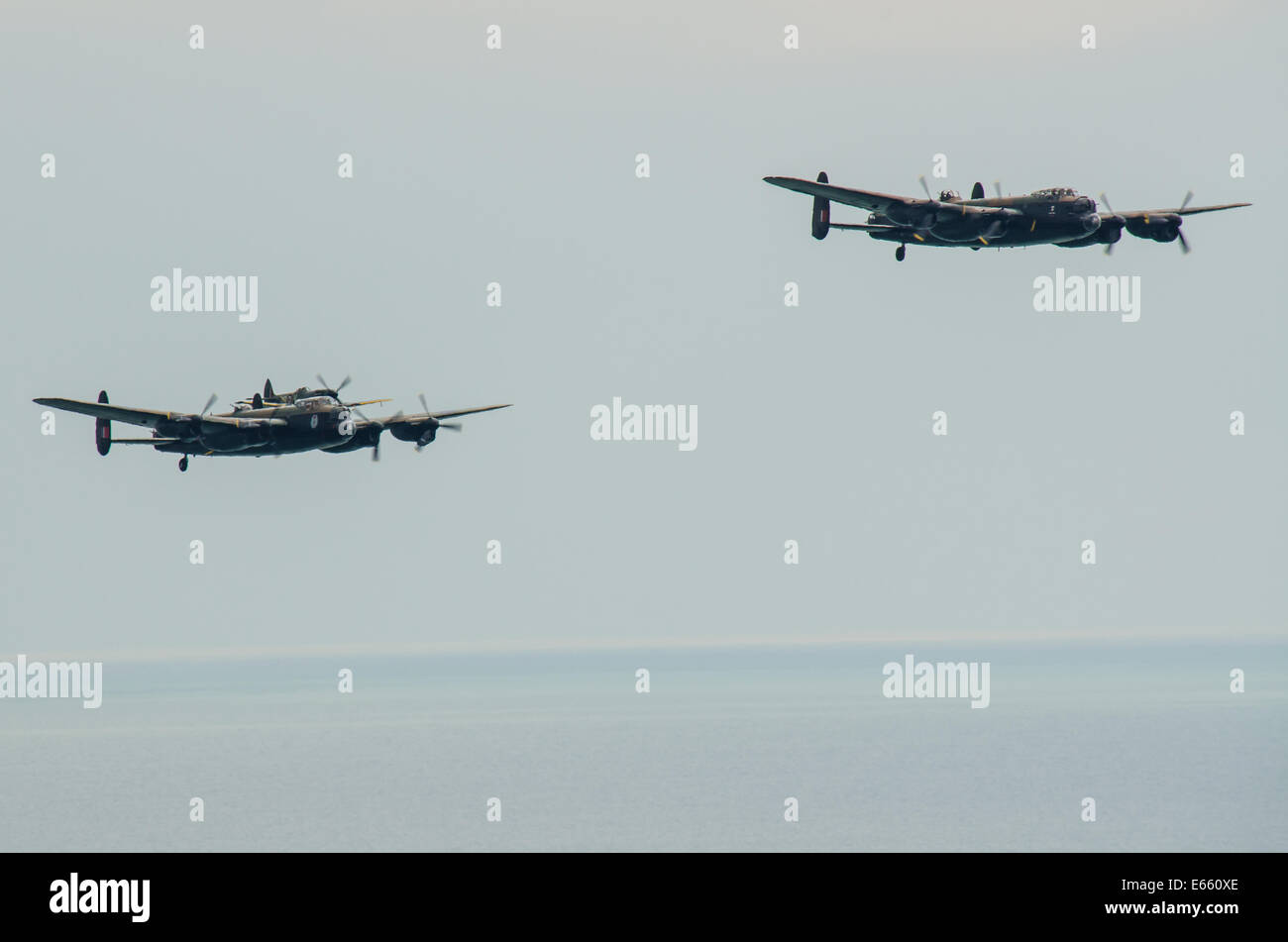 Zwei Avro Lancasters bei 'Airbourne' - das Eastbourne Airshow. Lancaster Bomber Flugzeuge im Formationsflug Stockfoto