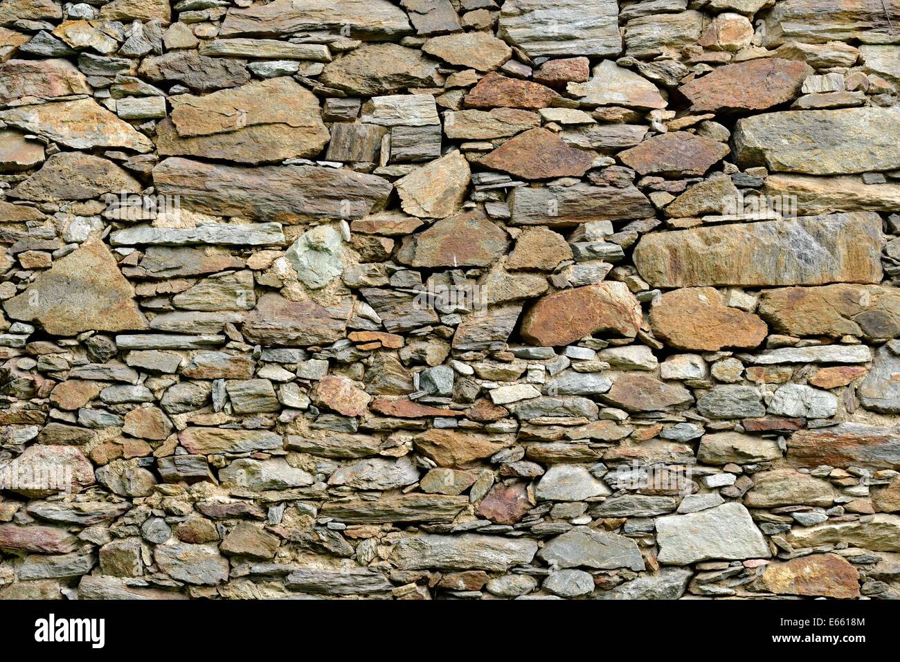 Steinmauer gemacht von großen und kleinen Felsen. Stockfoto