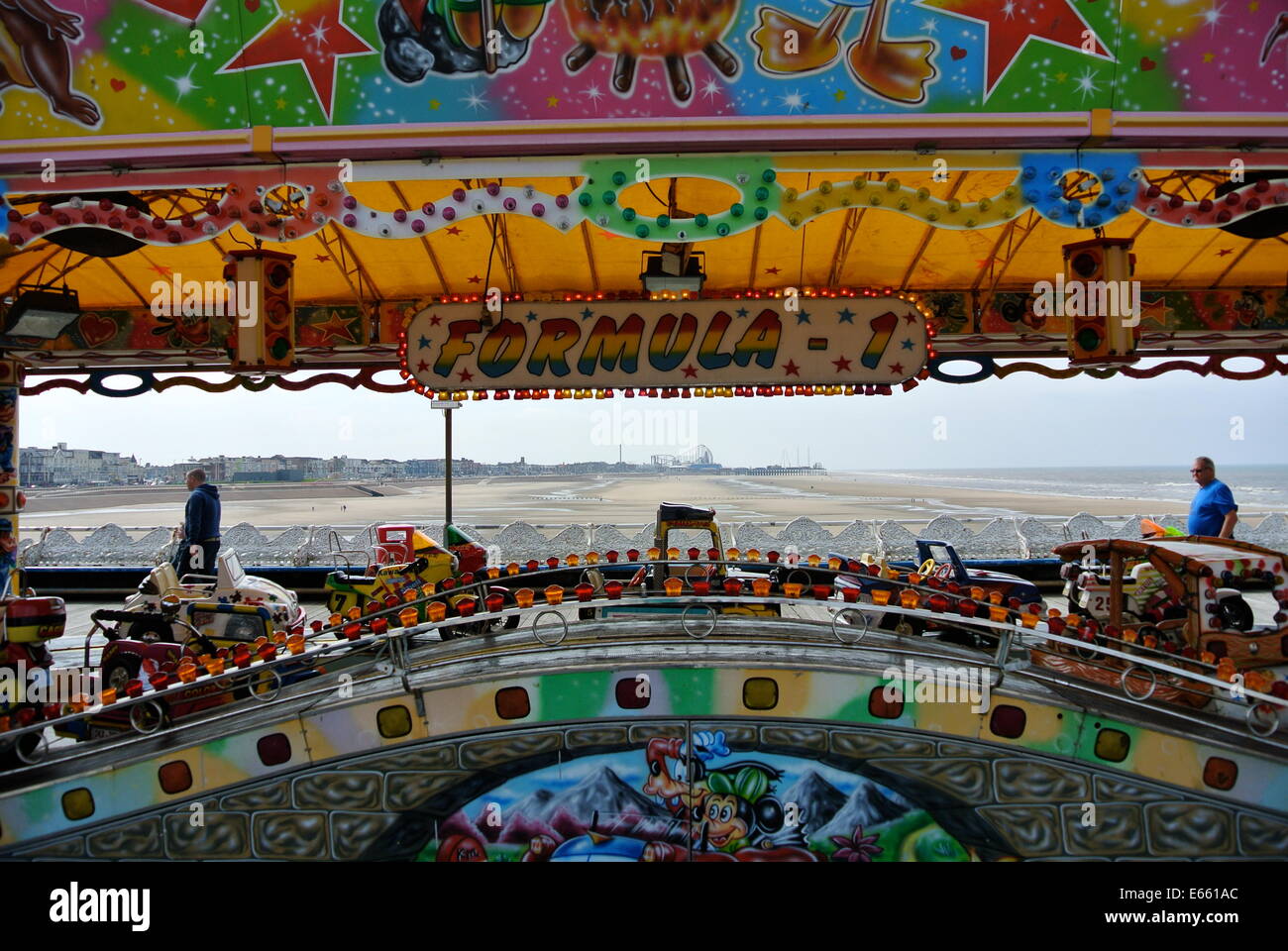Blackpool Pier fährt Kirmes mit Blick auf Blackpool Strand. Stockfoto