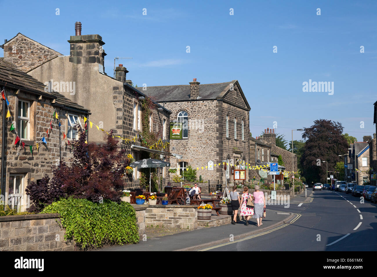 Der Crown Inn und B6160 Hauptstraße durch das Dorf, Addingham, West Yorkshire Stockfoto