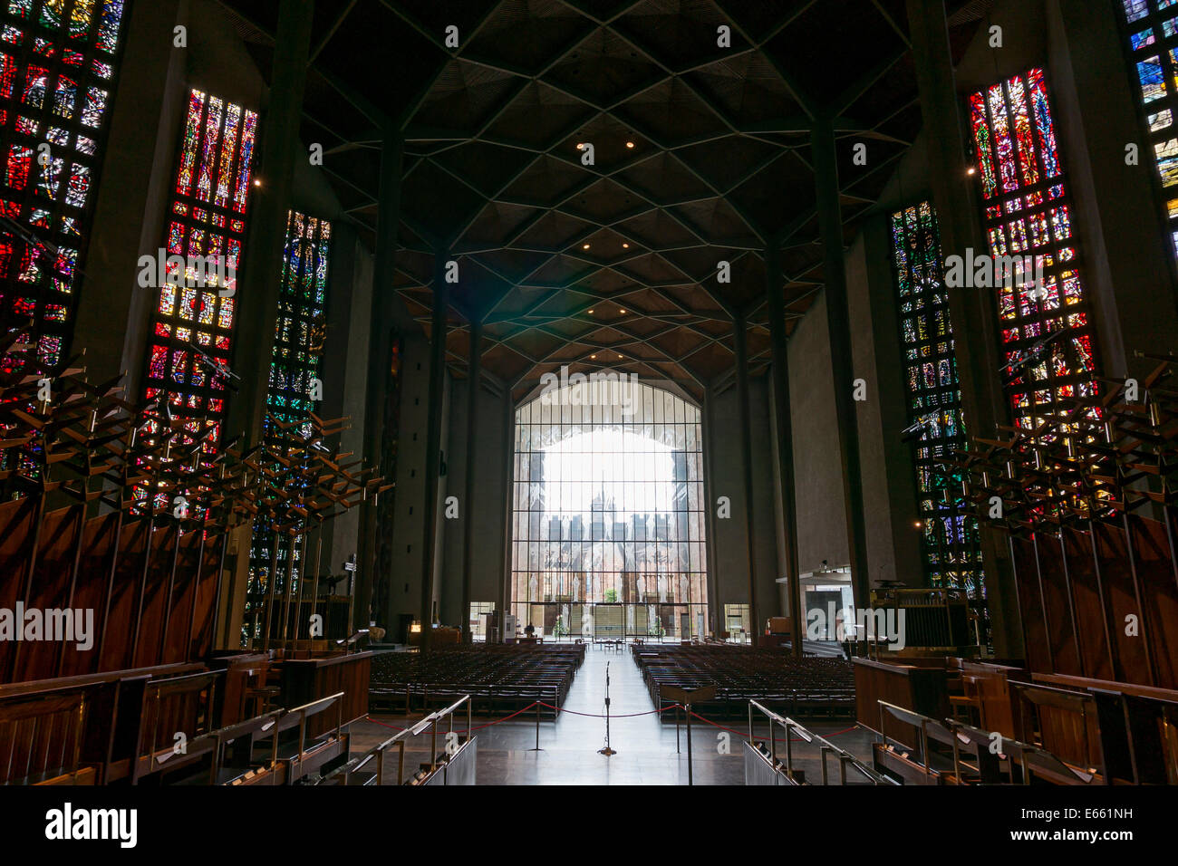Innere der Kathedrale mit Blick auf den großen Westfenster, Coventry, West Midlands Stockfoto