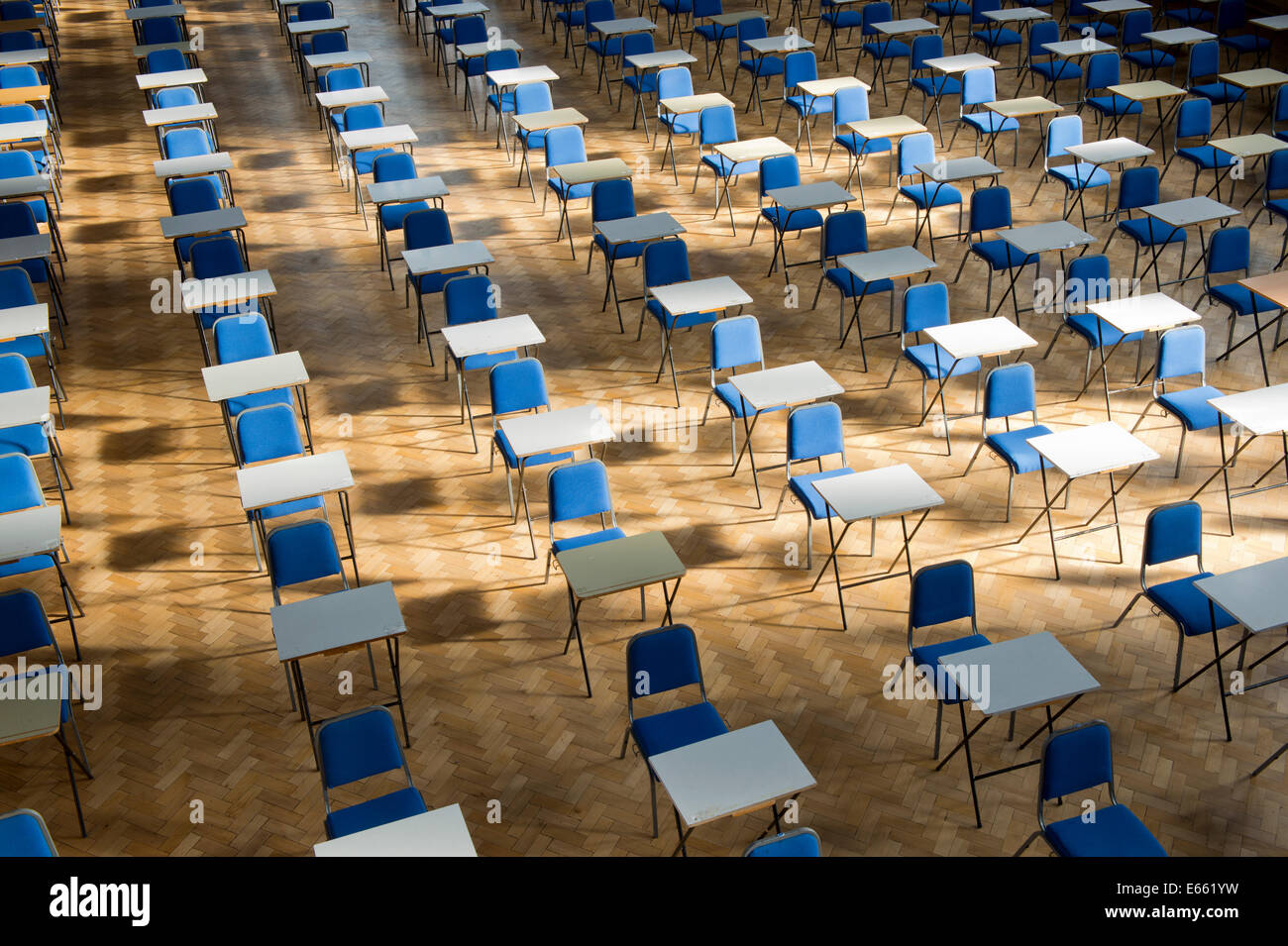 Tische und Stühle sind für Prüfungen in Whitworth Hallenbau an der University of Manchester (nur zur redaktionellen Verwendung) fein säuberlich aufgereiht. Stockfoto