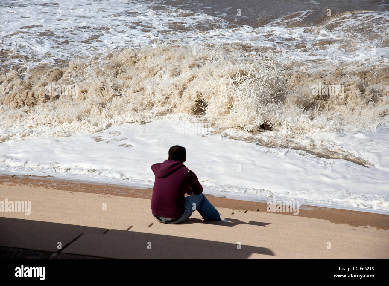 Man beobachtet eine schwere See schlagen die Blackpool Lancashire UK Küste Küste Englands Küste Stockfoto