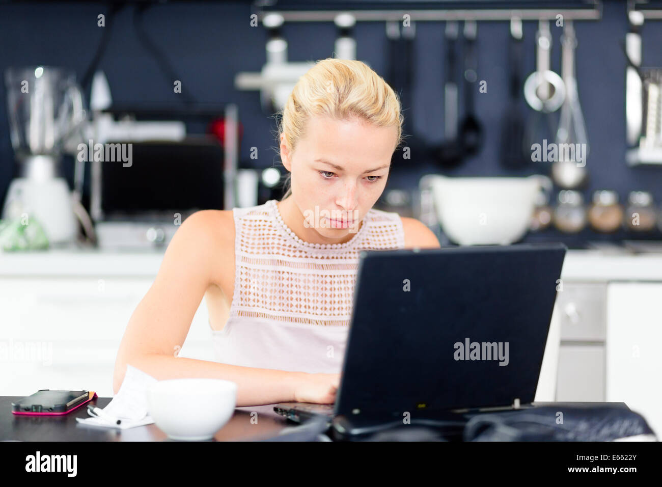 Business-Frau von zu Hause aus arbeiten. Stockfoto