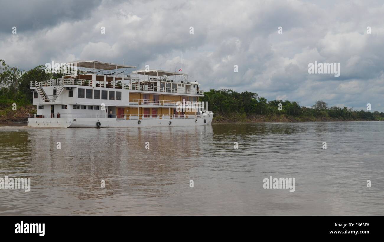 Das Queen Violeta Kreuzfahrtschiff segelt auf dem Amazonas Fluss in der Nähe von Iquitos, Peru Stockfoto